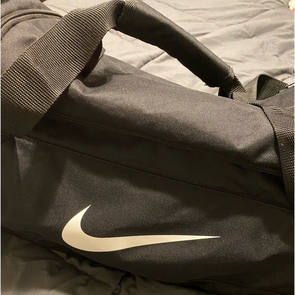 A black Nike duffel bag - Picture 4 of 4